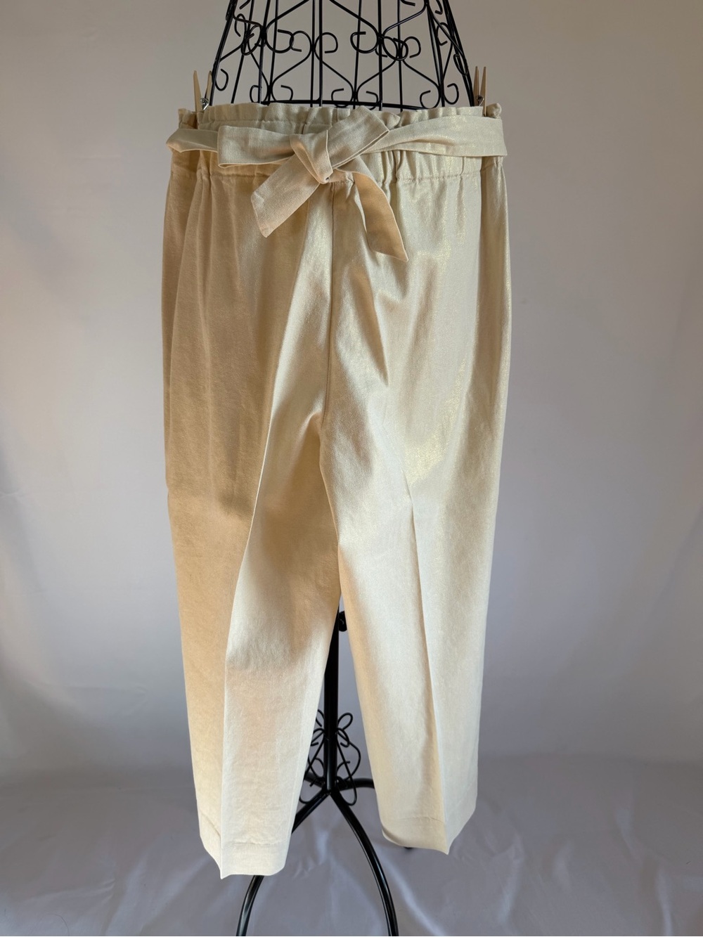 Anne Klein Cream with Gold Metallic Waist Tie Belt Bermuda Pants